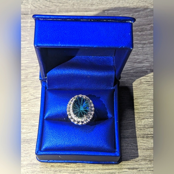 New 925 Sterling Silver Ring with Brazilian Green Simulated Diamond. - Picture 3 of 9